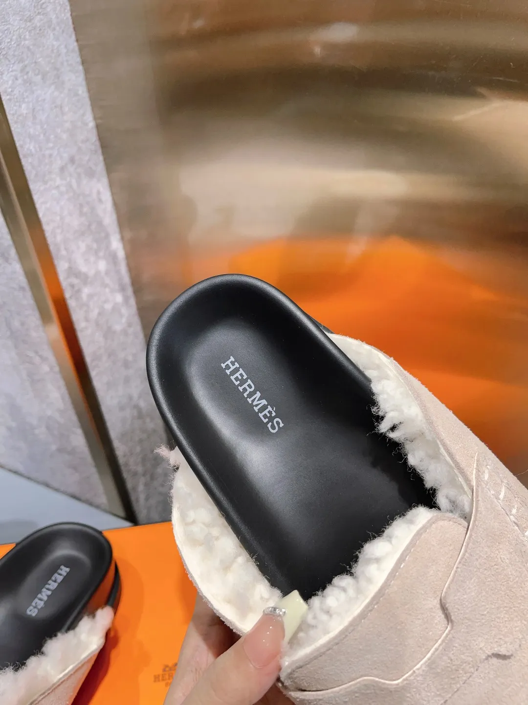 [H Family Hermès] P: 520💰 Size: Male 39-44 (45 customized) Female 35-40 (41 customized) HERMES Hermès top luxury version HERMES Hermès cute half-drag.  Jindian’s family language design! It looks good no matter how you match it! Casual and high-end feeling. The comfort is also great. Paired with various colorful socks, it gives a trendy and high-end feeling. The top version of real wool is high quality. ●Upper: imported cow suede. ●Inner: imported sheepskin. ●Foot pads: imported mixed sheepskin.